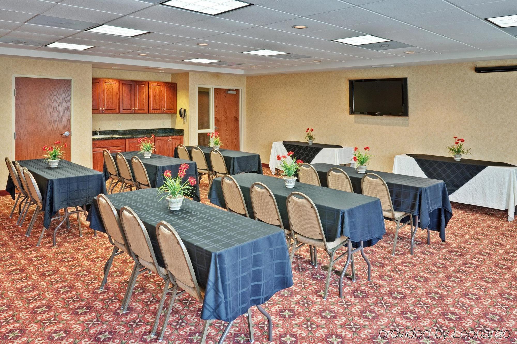 Holiday Inn Express & Suites Sparta Съоръжения снимка