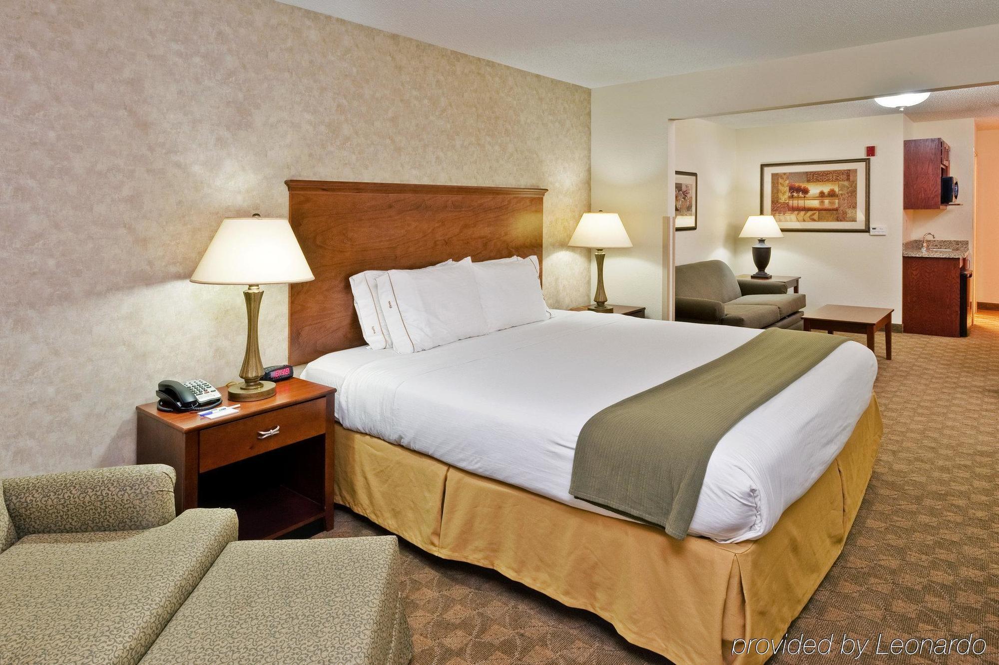Holiday Inn Express & Suites Sparta Стая снимка